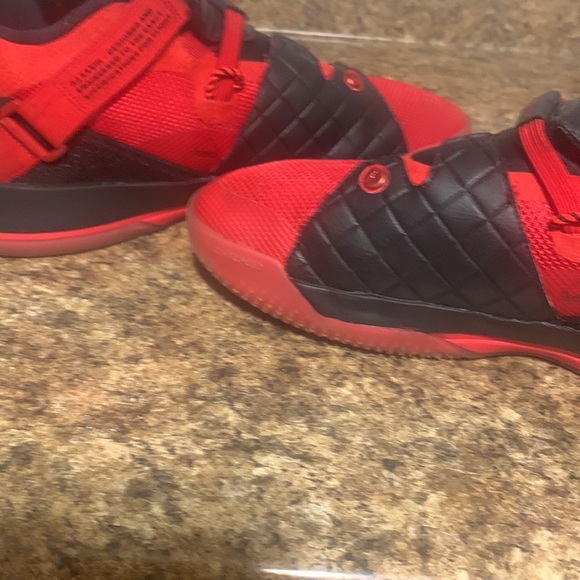 Mens size 11 black and red Jordan 33 shoes - Picture 4 of 6